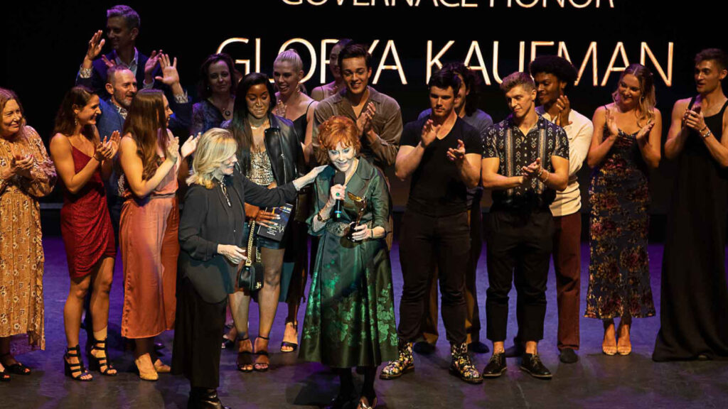 Glorya Kaufman accepts the The Next Frontier of Dance Governance Honor from fellow USC Kaufman Board of Councilors member Anita Mann Kohl | Photo by Sasaki Photography